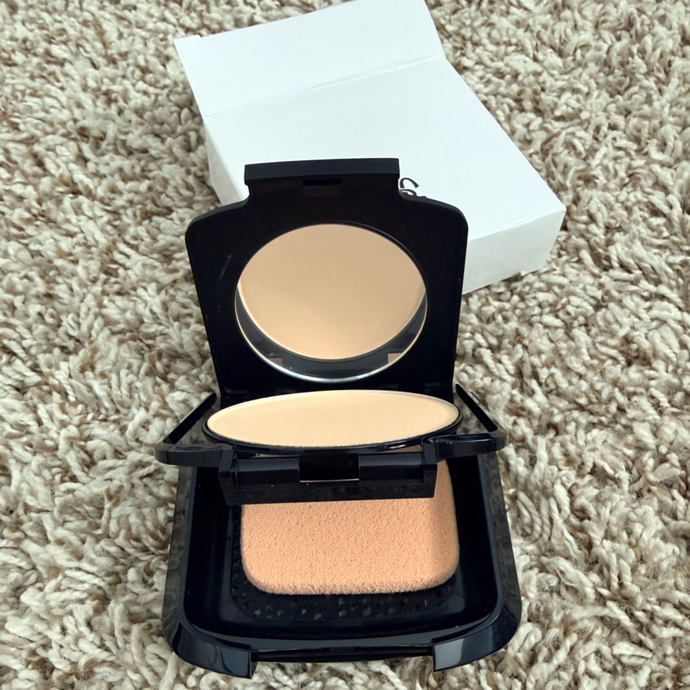 Brand New! House of Colour Dual Mineral Foundation in DF28 Fair
